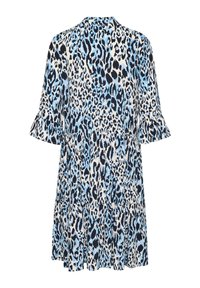 Klänning med leopardmönster i blått och svart, korta volangärmar, lager-på-lager design och en mjuk tygkänsla. Bakifrån.