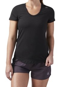 Svart kortärmad träningströja med rund halsringning, ihop med mörkgrå shorts med en liten logotyp och en avslappnad passform.