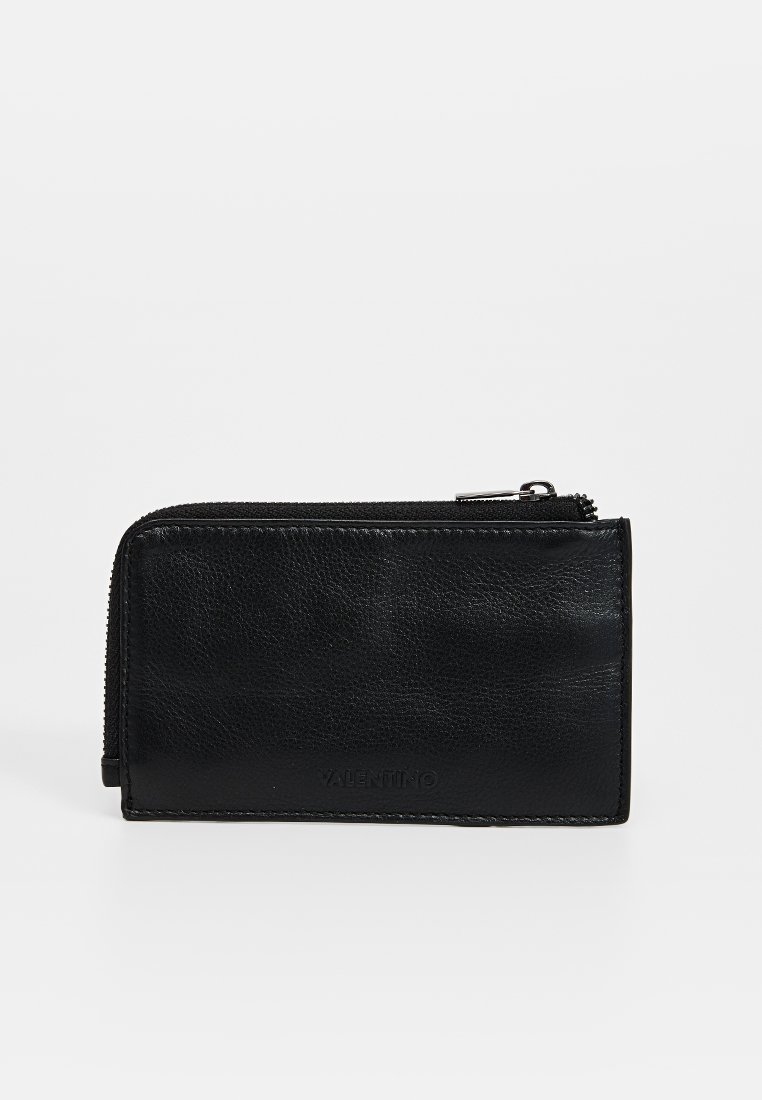 Billetera de cuero negro con acabado texturizado, cierre con cremallera y logotipo visible en la parte frontal. Forma rectangular compacta.