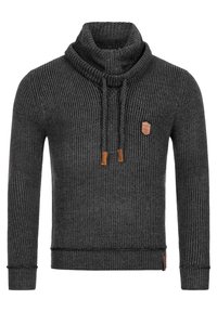 Pull en tricot gris foncé doté d'un col montant, d'une texture côtelée, de deux cordons avec des accents en cuir marron, et d'un patch logo sur la poitrine.