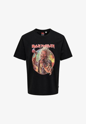Juodas medvilnės marškinėlis su spalvinga grafika, vaizduojančia monstro, laikančio kirvį, atvaizdą, viršuje raudonais didžiaisiais rašmenimis užrašyta "IRON MAIDEN".