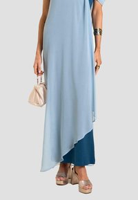 THE-ARE ESCOTE BARDOT CON CAPA - Maxikleid - blue