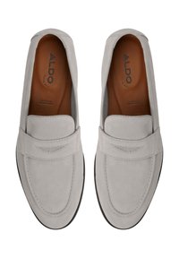 Graue Wildleder Slipper mit glatter Oberfläche, versehen mit einer gesteppten Akzentnaht über dem Zehenbereich und einer Leder-Innensohle mit Branding. Schwarze Gummisohle.