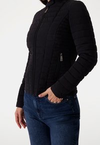 Guess Overgangsjakke - black