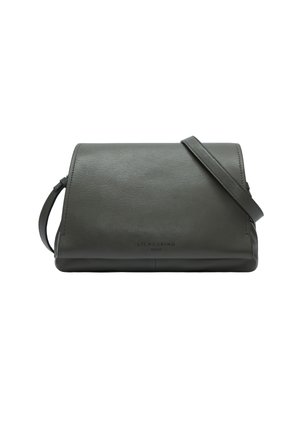 Borsa a spalla in pelle verde scuro con chiusura a ribalta, tracolla regolabile e logo in rilievo sulla parte anteriore. Texture liscia e design minimalista.