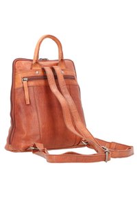 Sac à dos en cuir tan avec des bretelles réglables, une poignée supérieure, une poche zippée à l'avant et une finition lisse.