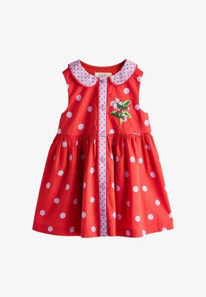 Crvena haljina bez rukava za malu djecu s bijelim točkicama, kopča na kopčanje sprijeda s ružičastim obrubom s točkicama, Peter Pan ovratnik i cvjetni vez na prsima.