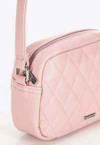 Borsa a tracolla trapuntata rosa in pelle sintetica, con zip argentata e etichetta del logo. La tracolla è regolabile.