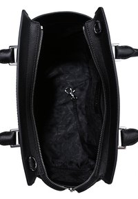 Bolso negro con cierre de cremallera, bolsillo interno y textura suave. El interior presenta un forro en contraste con un patrón negro.