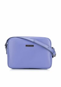 Borsa a tracolla in pelle viola con forma rettangolare, tracolla regolabile e logo in metallo argentato. Texture liscia e design minimalista.