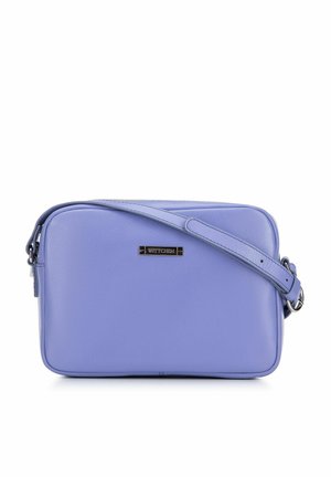 Borsa a tracolla in pelle viola con forma rettangolare, tracolla regolabile e logo in metallo argentato. Texture liscia e design minimalista.