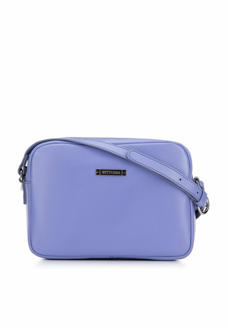 Borsa a tracolla in pelle viola con forma rettangolare, tracolla regolabile e logo in metallo argentato. Texture liscia e design minimalista.