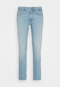Jeans din denim de un albastru deschis, cu un design drept, cinci buzunare, bucle pentru curea și detalii subtile de estompare. Accente hardware clasice.