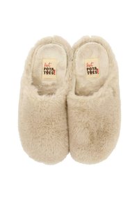Chaussons beige flous avec une texture douce, une forme arrondie et une petite étiquette portant le texte "pommes de terre chaudes !" sur la semelle intérieure.