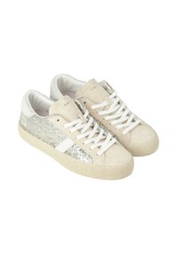 Sneakers in camoscio beige con un pannello laterale in glitter argento, dettagli bianchi e lacci bianchi, aventi una suola in gomma testurizzata.