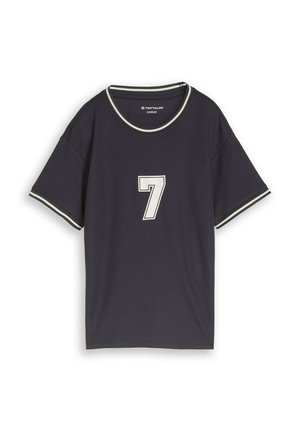 Schwarzes oversized T-Shirt mit kurzen Ärmeln und weißem Besatz am Kragen und an den Ärmeln, mit großer weißer Nummer 7 auf der Vorderseite.