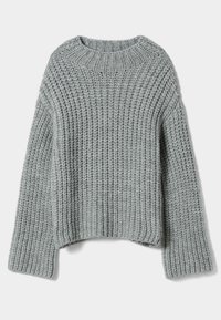 Pull gris clair en maille épaisse avec manches longues et col rond côtelé, posé à plat sur un fond blanc.