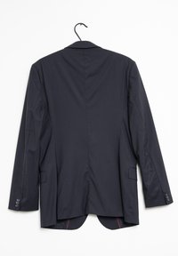 Blazer navy dal design classico, con una fessura singola sul retro e una texture liscia. Presenta bottoni sui polsini e un cinturino per appendere.