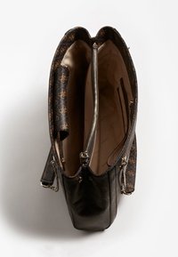 Sac fourre-tout en cuir noir avec un extérieur à motifs, fermeture zippée et poches intérieures. Texture lisse avec un revêtement en tissu beige.