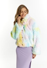 Faux fur-jakke i pastelfarver med en blød tekstur, der har en krave og knaplukning. Bløde ærmer strækker sig til håndleddene.