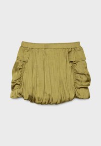 Oliwkowo-zielona plisowana mini spódnica z elastycznym pasem i dwiema bocznymi kieszeniami z patkami, wykonana z błyszczącego, lekkiego materiału.
