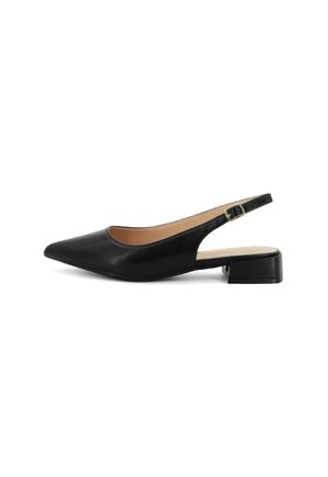 Scarpa slingback in pelle nera con punta affusolata, tacco basso a blocco e dettaglio con fibbia regolabile sul cinturino alla caviglia. Texture liscia.