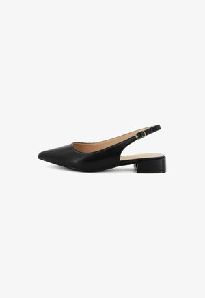 Scarpa slingback in pelle nera con punta affusolata, tacco basso a blocco e dettaglio con fibbia regolabile sul cinturino alla caviglia. Texture liscia.