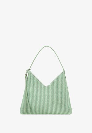Sac à main tissé vert avec un haut en forme de V, une texture lisse et une seule bandoulière. Présente un détail subtil de coutures contrastantes.