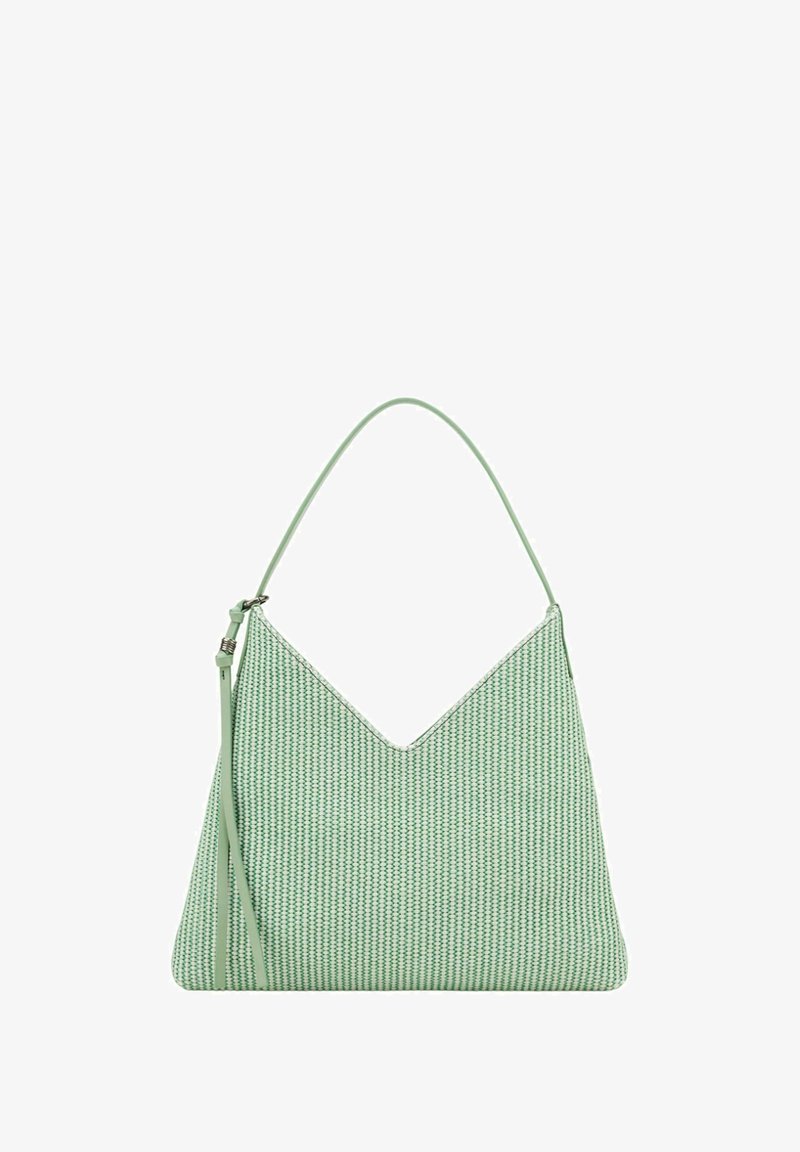 Bolso tejido verde con una parte superior en forma de V, textura suave y una sola correa para el hombro. Presenta un sutil detalle de costura en contraste.
