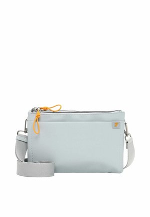 Vaaleanharmaa olkalaukku oransseilla vetoketjun vetimillä, etutaskulla ja säädettävällä kangashihnalla, jossa on metalliset lukot.