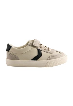 Beige Sneaker mit schwarzem Fersenakzent und einem schwarzen diagonalen Streifen. Verfügt über ein Obermaterial aus Canvas, Schnür- und Klettverschluss sowie eine texturierte Gummisohle.