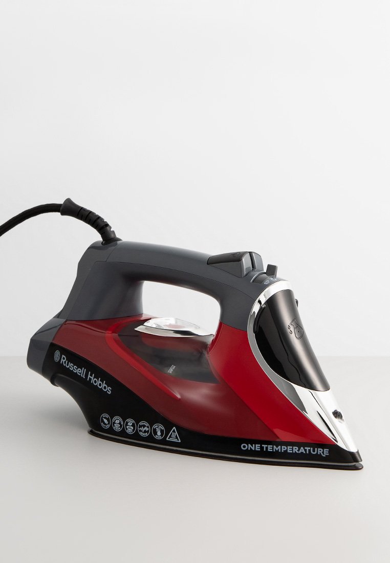 Plancha de vapor roja con un mango gris, detalles en cromo y un diseño elegante. Presenta un depósito de agua visible y botones de operación en el mango.