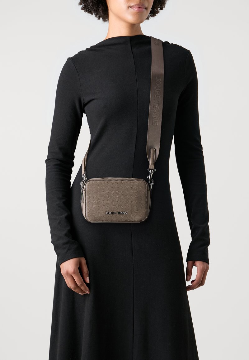 JOOP! Jeans CORNICE SUSAN SHOULDERBAG  - Borsa a tracolla - greige