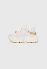 Hvide sneakers med en tekstureret læderoverdel og en chunky sål. Guld kæde detaljer på siden tilføjer stil. Snørebåndslukning.