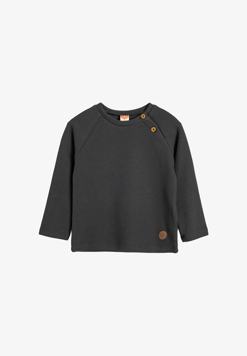 Dunkelgraues Babyhemd mit langen Ärmeln, zwei Holzknöpfen an der linken Schulter und einem kleinen braunen runden Aufnäher in der Nähe des Saums.