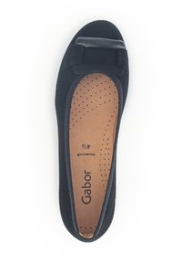 Schwarzer flacher Schuh mit einem glatten Textil-Obermaterial, runder Zehenpartie und einem auffälligen Schleifendetail. Innen befindet sich eine perforierte Innensohle mit dem Markennamen.