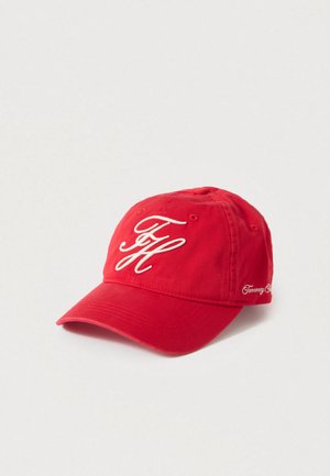 Gorra de béisbol de algodón rojo con el logo "FH" bordado en blanco en la parte frontal y el detalle "Tommy Hilfiger" en un lado. Diseño con visera curvada.