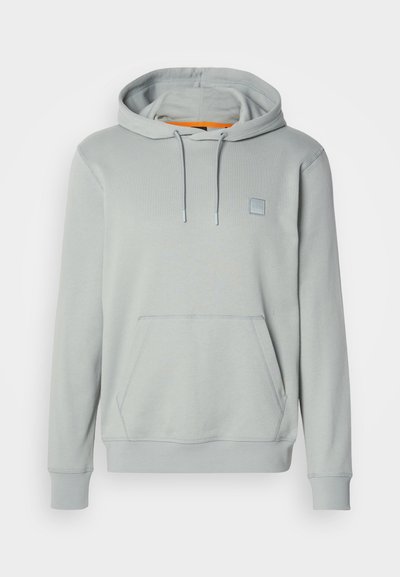 Sweat à capuche gris clair avec poche kangourou à l'avant et petit logo carré sur la poitrine gauche, présenté sur un fond blanc.