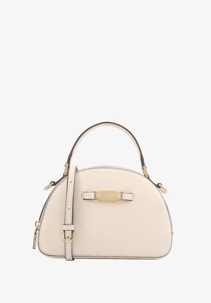 Crème kleurige halfcirkelvormige handtas met een handvat bovenop, verstelbare schouderband, hardware in goudkleur en een logo plaatje aan de voorkant met tekst.