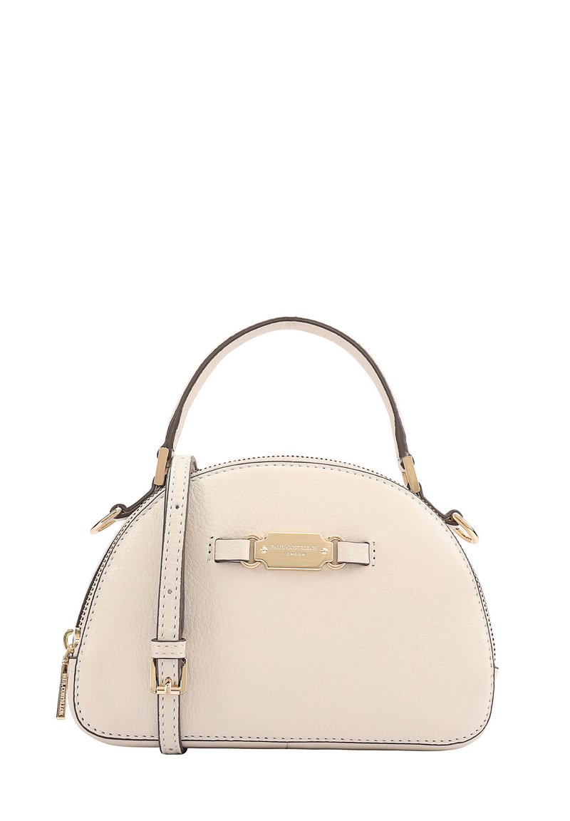 Sac à main semi-circulaire couleur crème avec poignée supérieure, bandoulière ajustable, quincaillerie dorée et plaque de logo à l'avant avec texte.