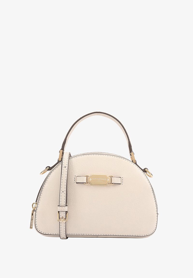 Sac à main semi-circulaire couleur crème avec poignée supérieure, bandoulière ajustable, quincaillerie dorée et plaque de logo à l'avant avec texte.