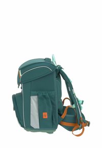 Sac à dos teal en tissu, avec un design structuré, des accents argentés, plusieurs poches et des bretelles turquoise. Support dorsal rembourré inclus.