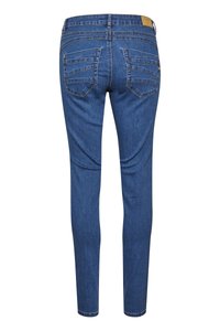 Jeans skinny en denim bleu foncé avec une texture lisse. Comprend deux poches arrière, des coutures discrètes et une étiquette à la taille.