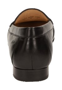 Schwarzer Lederschuh mit niedrigem Absatz, glatter Oberfläche und detaillierter Naht. Gerundete Zehenpartie und gepolsterter Innenbereich für Komfort.