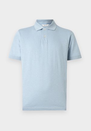 Ανοιχτό μπλε κοντομάνικο πόλο με δύο κουμπιά στο μπροστινό μέρος και γιακά, παρουσιάζεται σε απλό λευκό φόντο.