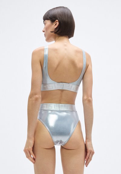 Súprava bikín v metalickej striebornej farbe s podporným topom so širokým zadným pásom a vysokým pásom na spodnej časti s textúrovaným pásikom.