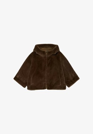 Veste en fausse fourrure marron avec un col haut, fermeture éclair et manches larges. Texture douce et silhouette décontractée. Pas de motifs ni de matériel.