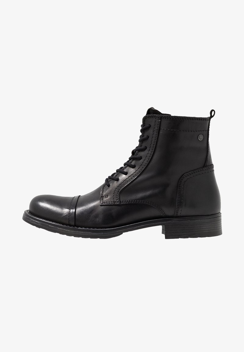 Bottine noire en cuir avec lacets, bout arrondi, coutures décoratives et petit talon empilé, vue de profil sur fond blanc.