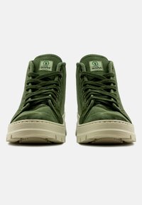 Zapatillas altas verdes de lona con un acabado texturizado, que cuentan con cordones redondos y una suela de goma crema. Logo en cada lengüeta.