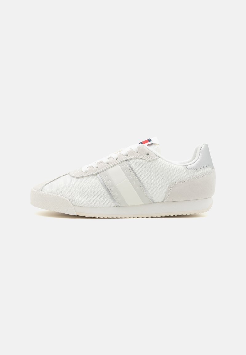 Zapatillas blancas con tejido de malla, una capa de cuero suave y acentos de ante. Incluyen rayas tonal y una suela de goma texturizada.